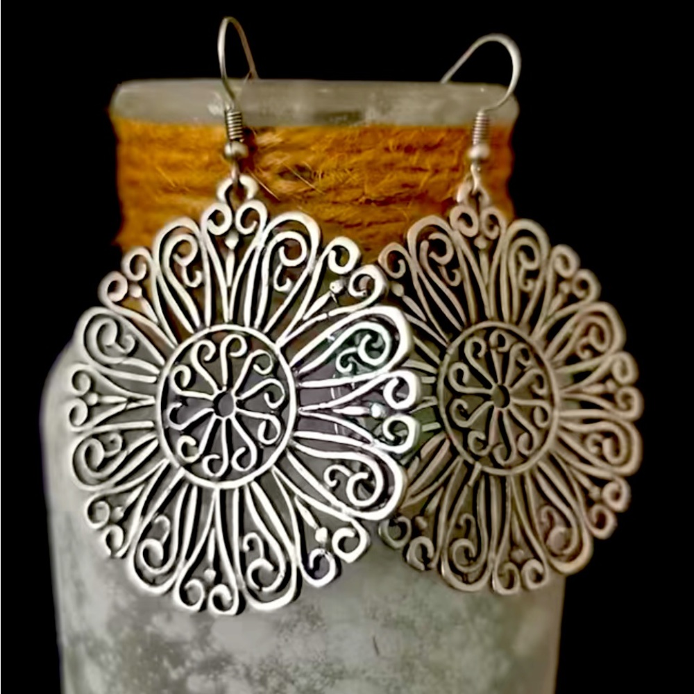 Beautiful Flower Design Earrings